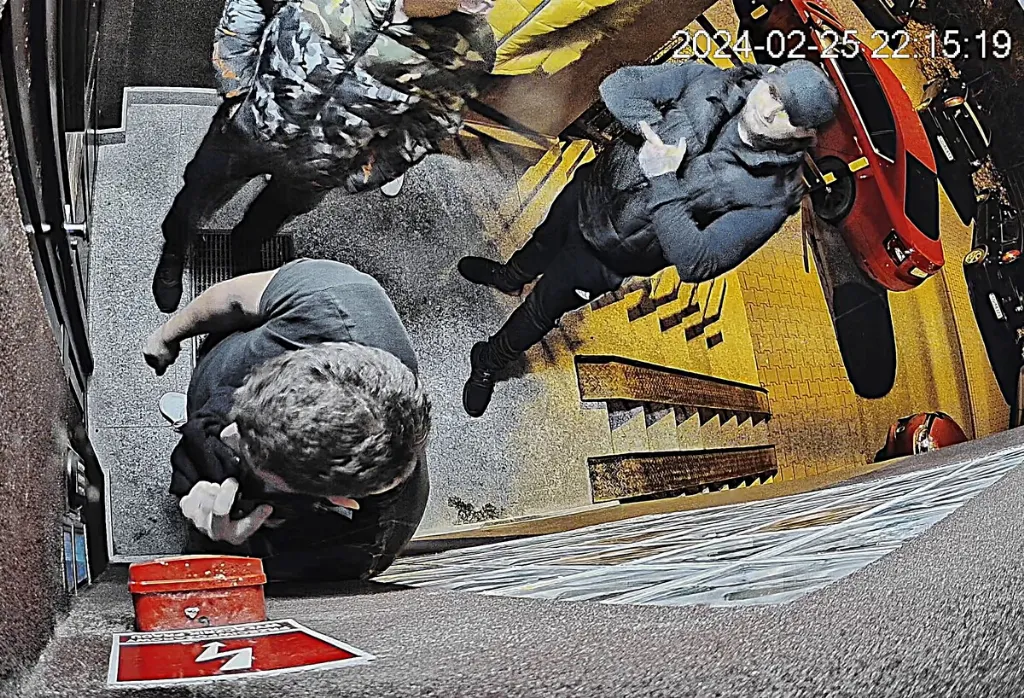 Gliwice: policja szuka podejrzewanych o wtargnięcie do mieszkania i pobicie