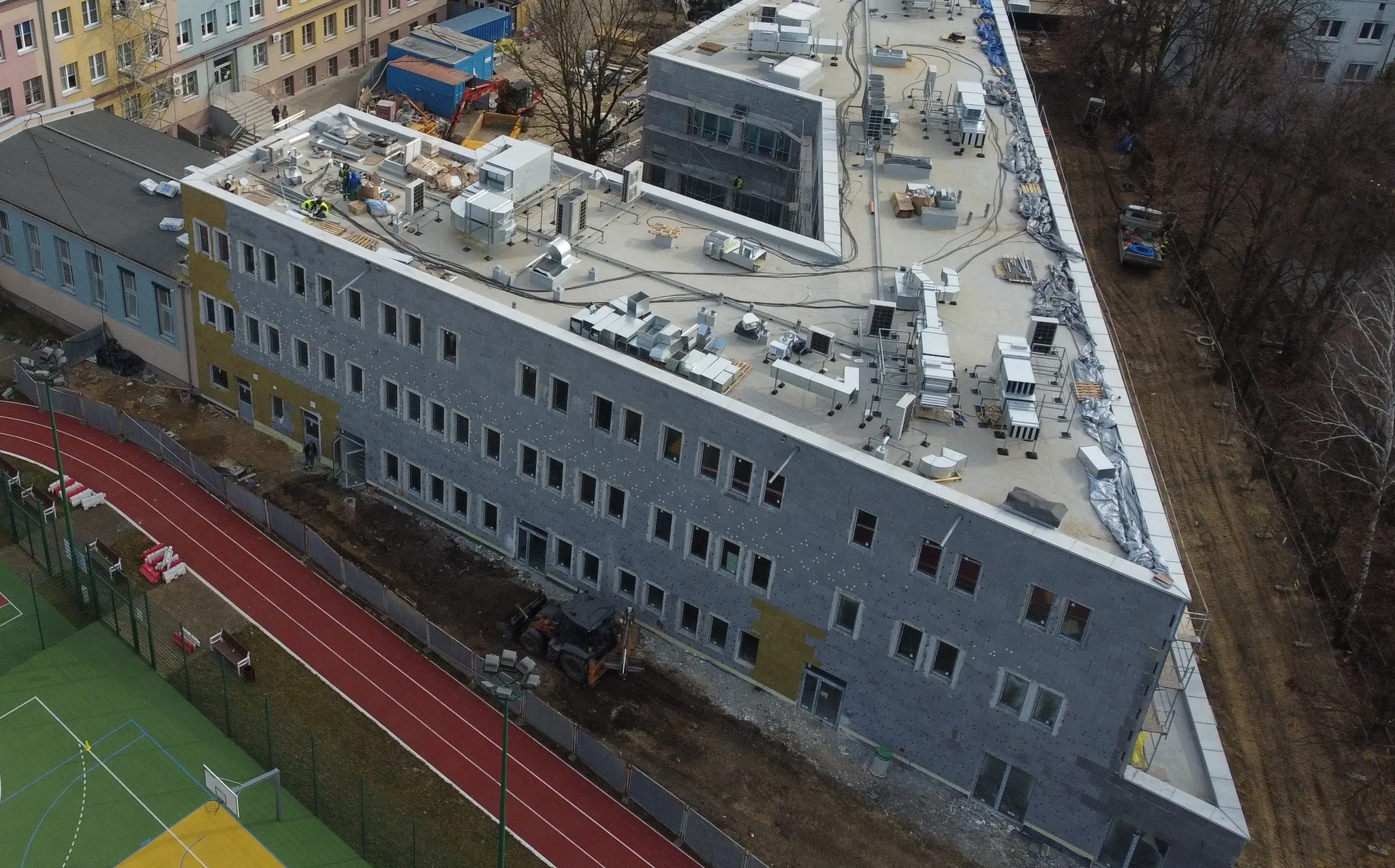 Rozbudowa ZSP nr 7 przy ul. Ligonia na finiszu. Nowe skrzydło i zmiany w otoczeniu szkoły