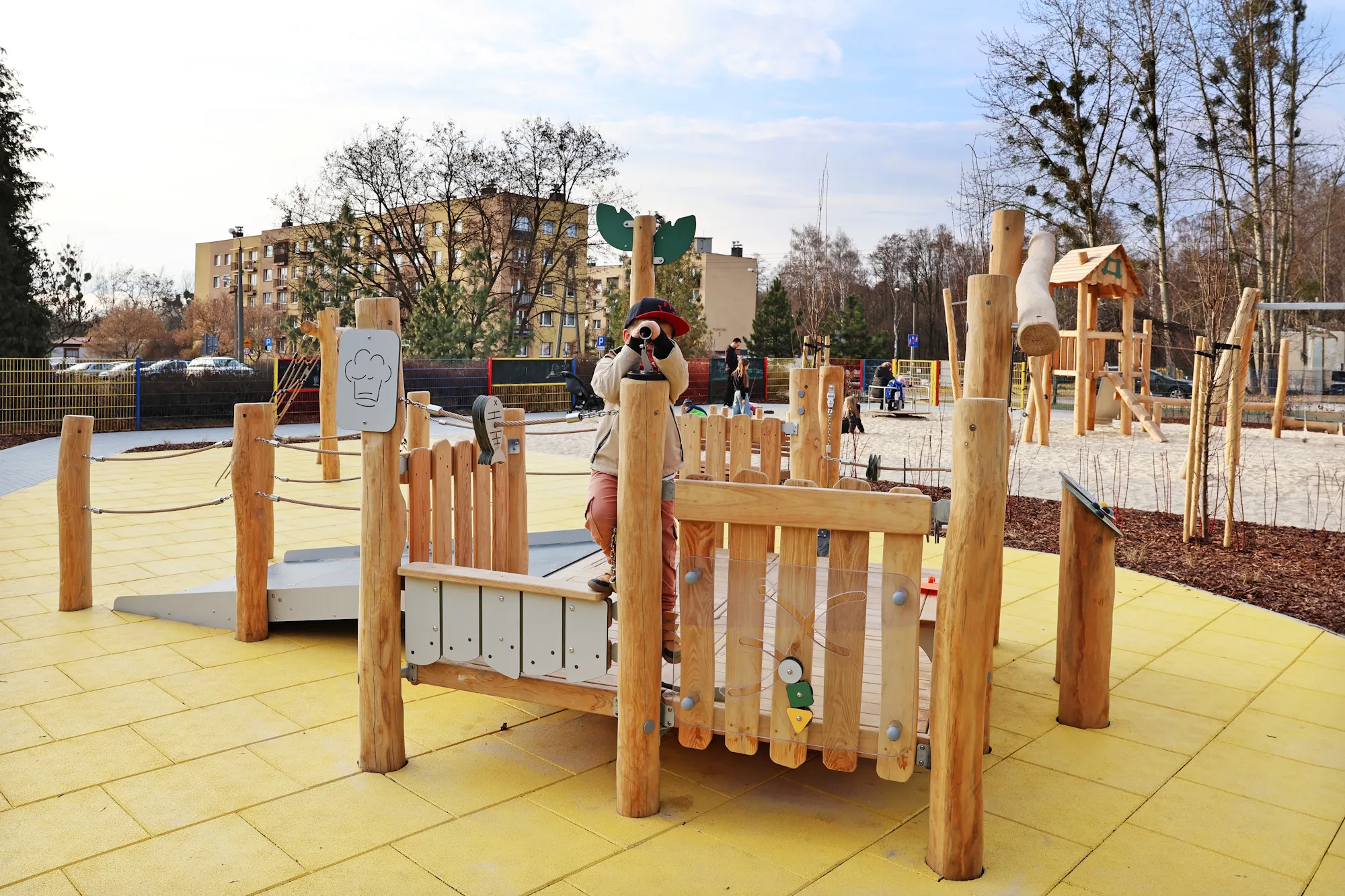 Zmodernizowany plac zabaw przy Planetarnej i Piaskowej w Łabędach już otwarty