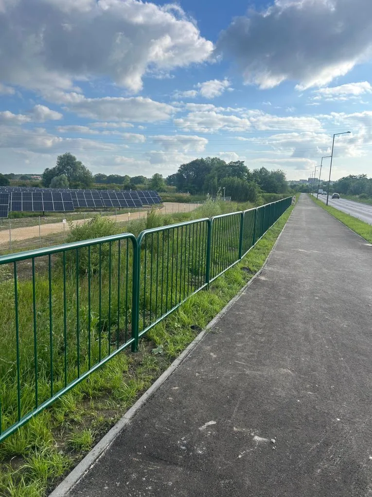 Zielone barierki w nowym ciągu pieszo-rowerowym