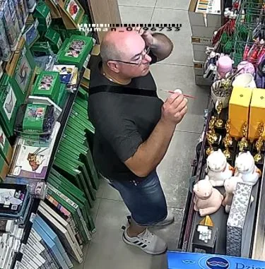 Poszukiwania sprawcy oszustwa sklepowego w Knurowie