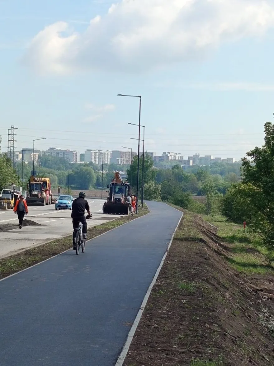 Budowa trasy pieszo-rowerowej wzdłuż ul. Edisona postępuje
