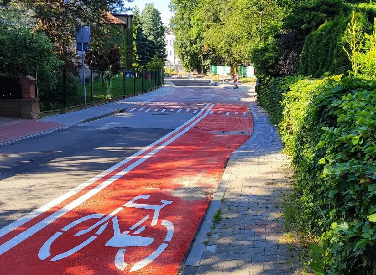 Nowe wyniesione skrzyżowanie na ulicy Ligonia w rejonie szkoły