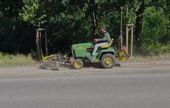 Trwa walka z chwastami na gliwickich chodnikach