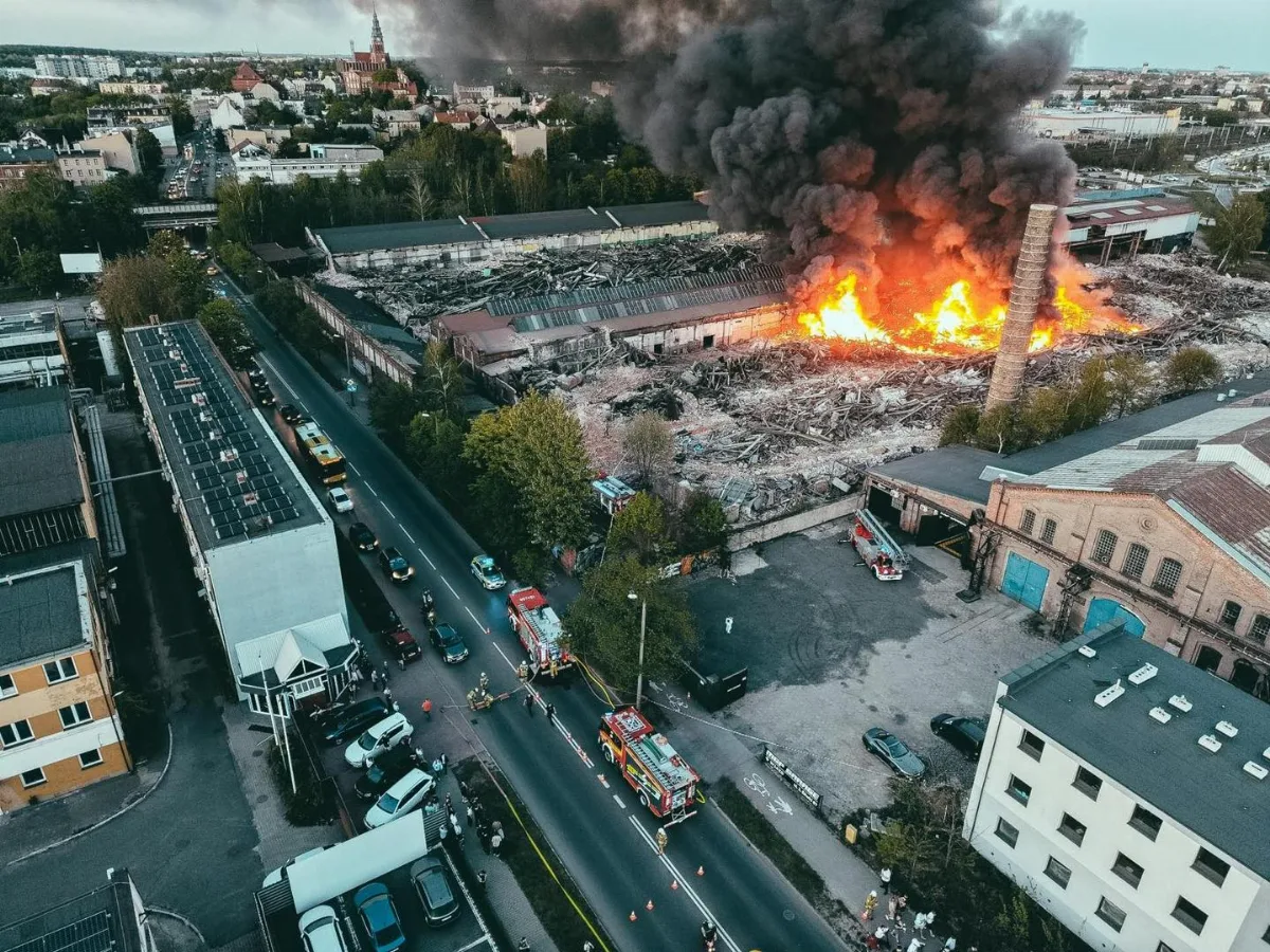 Ponad 220 strażaków w akcji gaszenia pożaru w nieczynnej fabryce