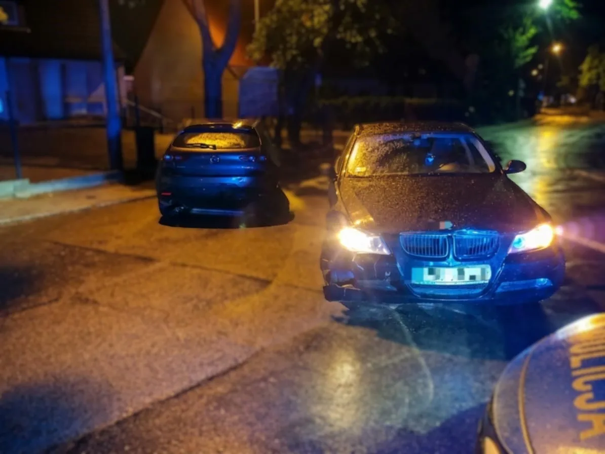 Kobieta bez uprawnień uszkodziła dwa pojazdy, nietrzeźwy kierowca próbował jej pomóc