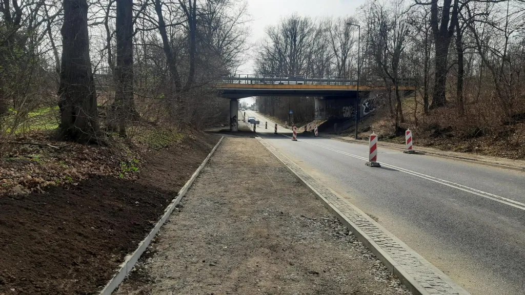 Ulica Edisona: trwa budowa drogi pieszo-rowerowej między Łabędzką a Portową