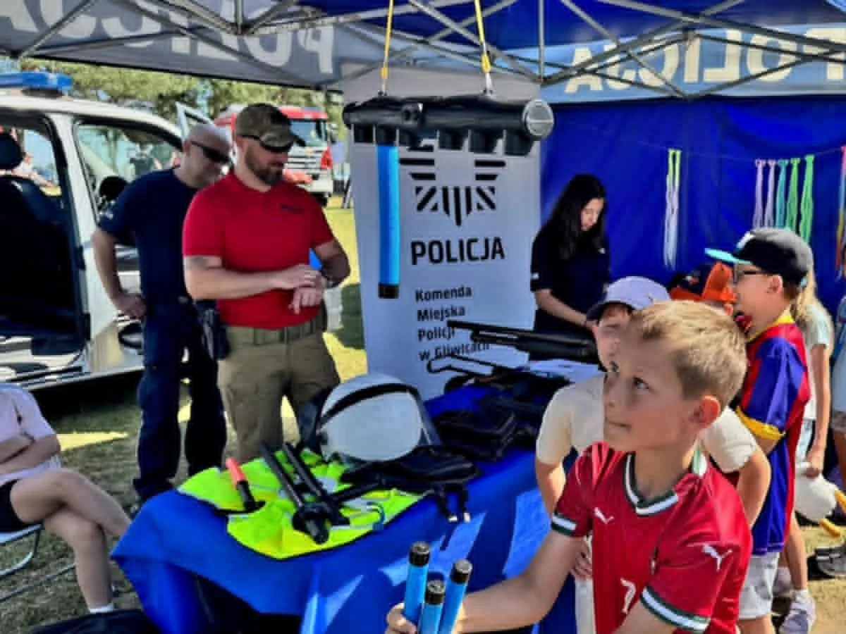 Piknik profilaktyczno-edukacyjny nad Jeziorem Pławniowickim z udziałem policjantów