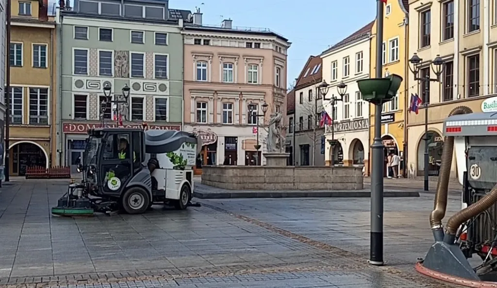 Gliwice: rozpoczęło się mycie płyty Rynku po zimie