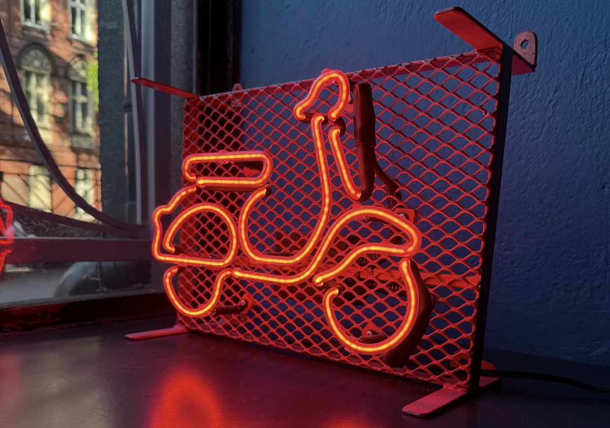 Neony powracają – inauguracja Biennale Akademii za nami