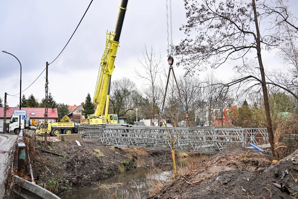 Sośnica: przy ul. Sikorskiego zmontowano konstrukcję pod most tymczasowy