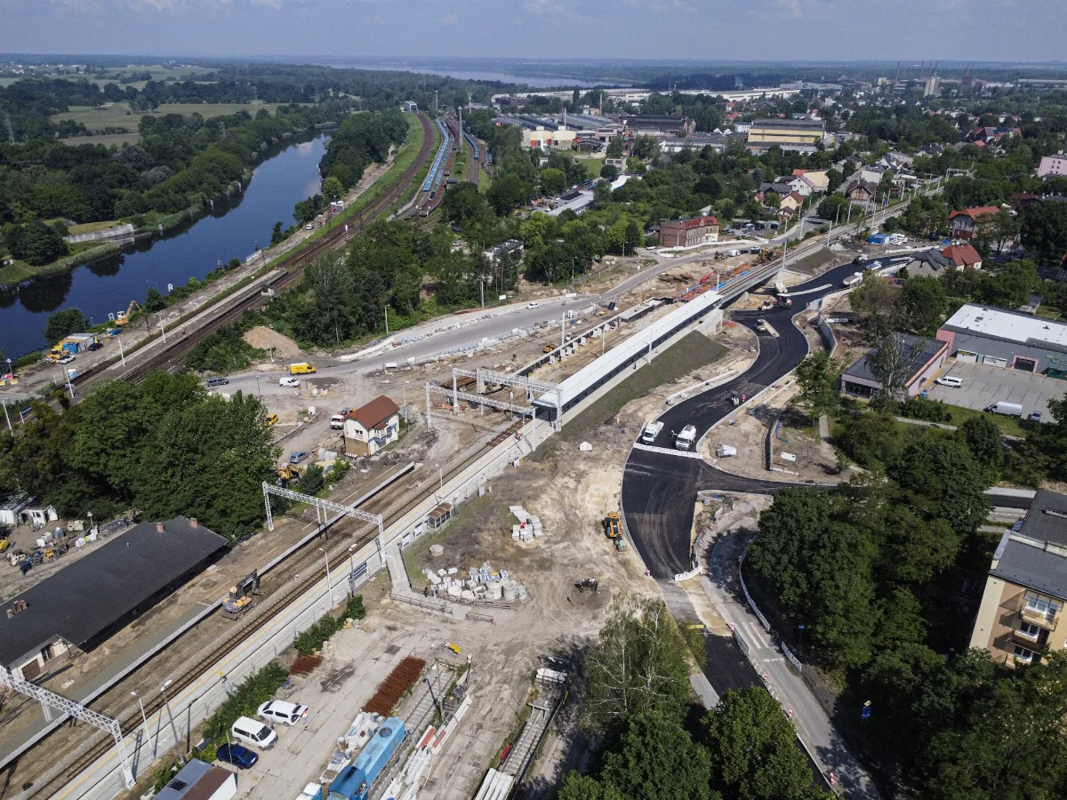 Postęp prac nad węzłem przesiadkowym Gliwice-Łabędy. Nowy układ drogowy i stacja w budowie