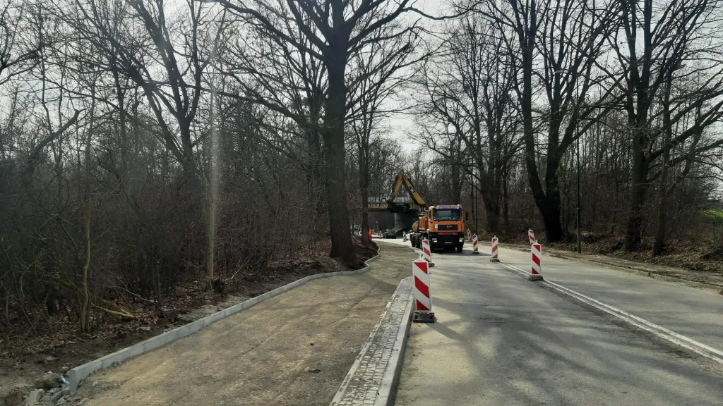 Postępuje budowa ciągu pieszo-rowerowego wzdłuż ul. Edisona