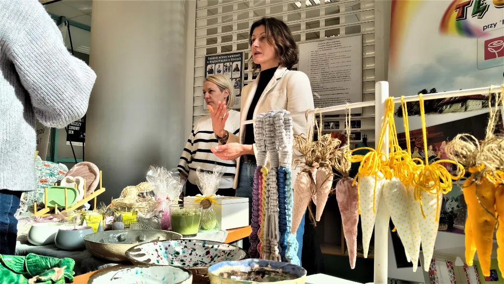 Kiermasz rękodzieła WTZ „Tęcza” w Urzędzie Miejskim: wiosenne ozdoby i świąteczne upominki