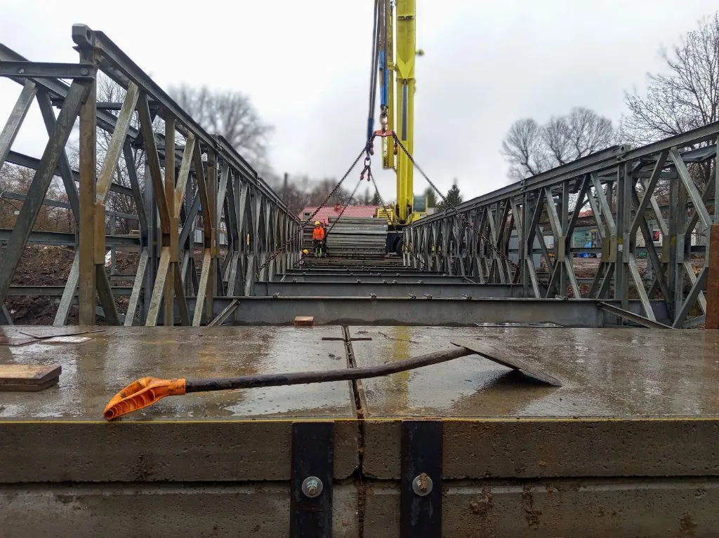 W Sośnicy powstaje most tymczasowy. Nowa przeprawa planowana na początek 2027 roku