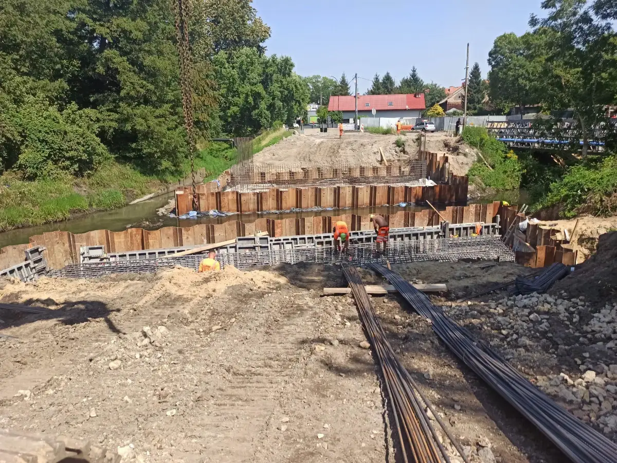 Budowa nowego mostu nad Kłodnicą w Sośnicy postępuje