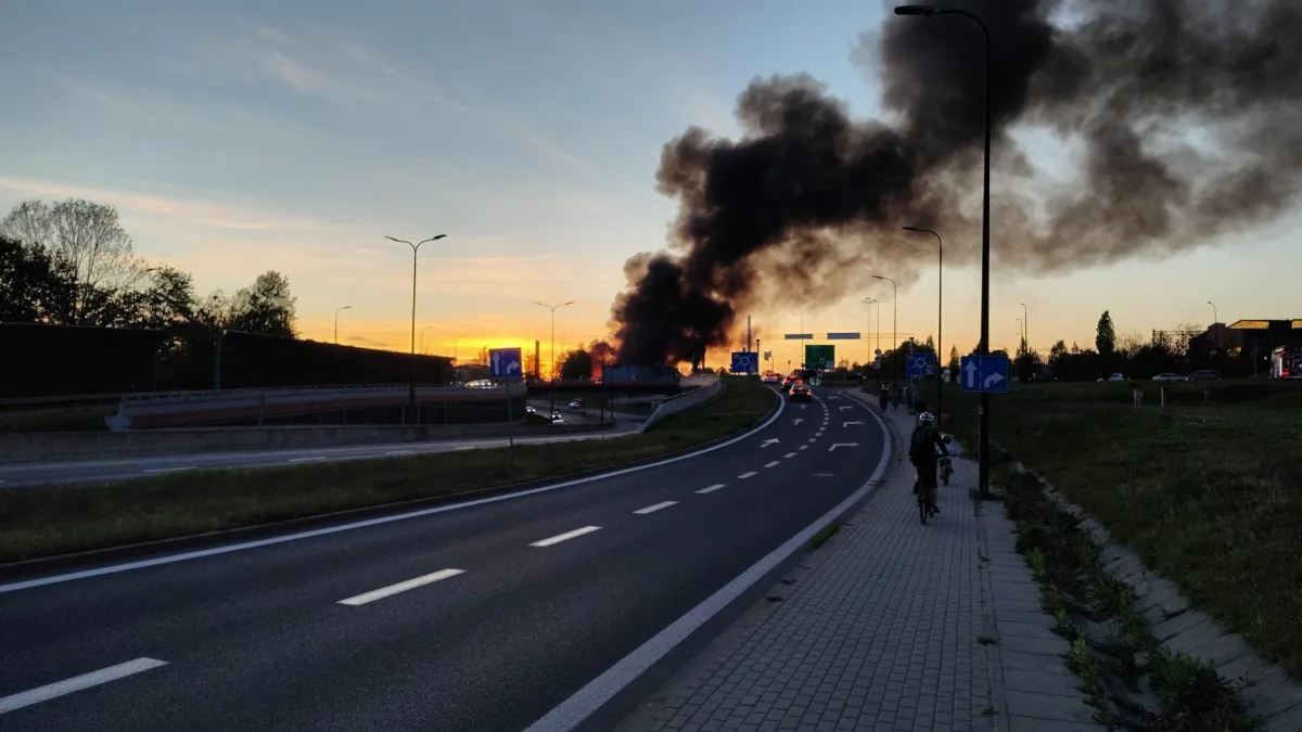 Utrudnienia w ruchu na ul. Jana Śliwki z powodu pożaru fabryki drutu