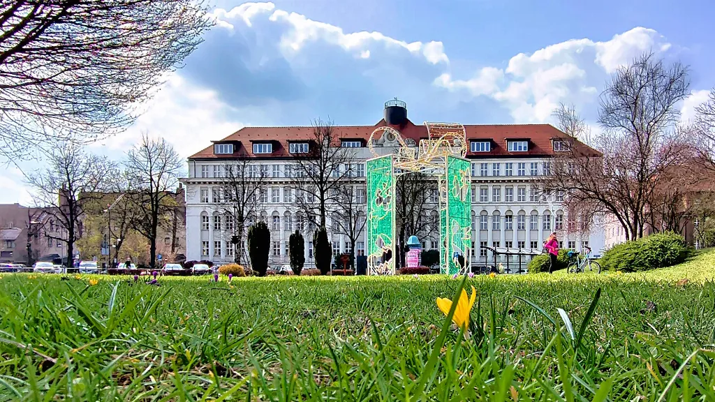 Wielkanocna dekoracja na Skwerze Doncaster za Urzędem Miejskim