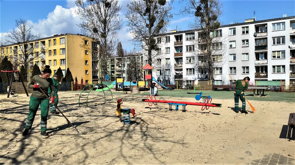 Wiosenne porządki na miejskich placach zabaw. MZUK przygotowuje je do sezonu