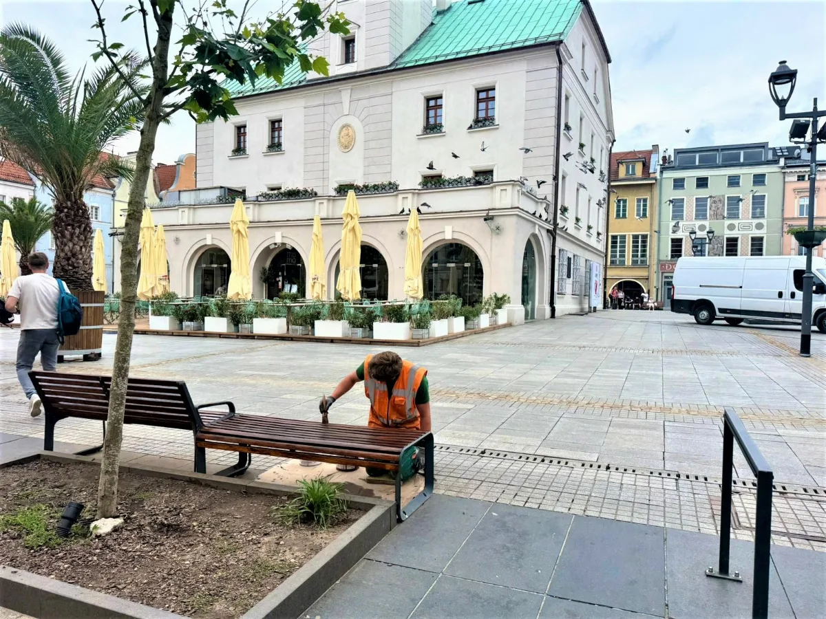 Odnawianie ławek na gliwickim Rynku
