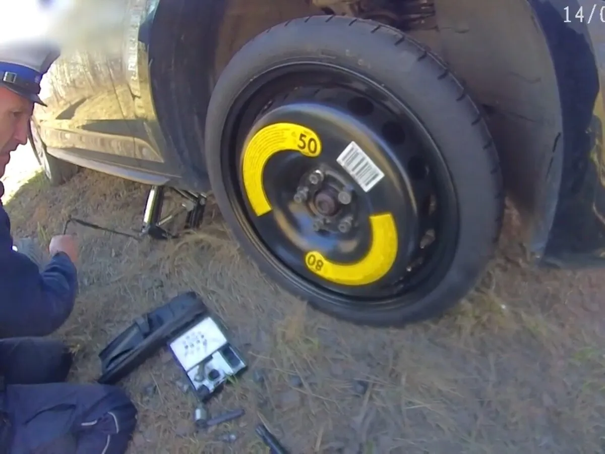 Policjanci pomogli kierującym przy wymianie uszkodzonego koła