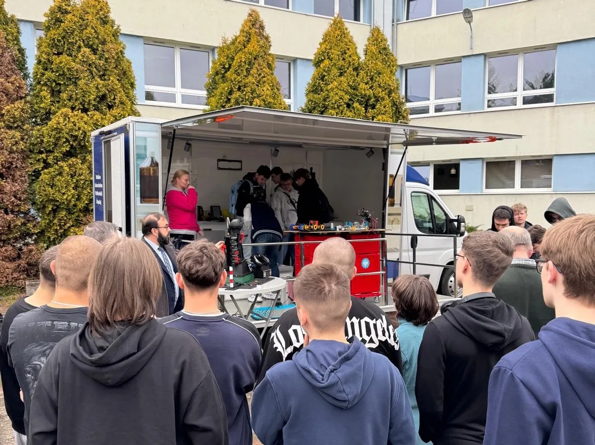 Mobilne laboratorium Politechniki Śląskiej odwiedza 14 szkół w regionie